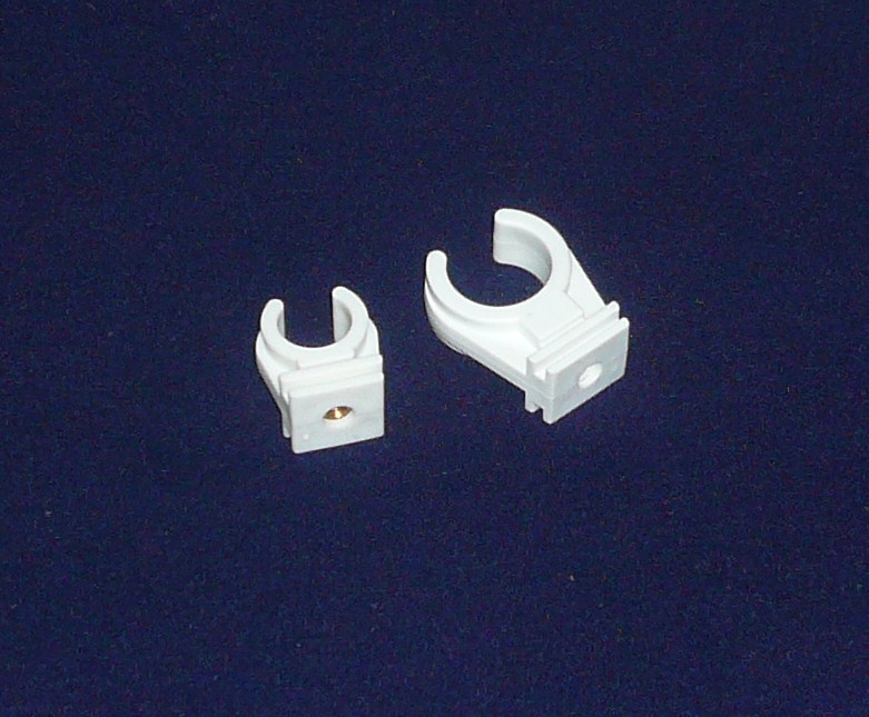Abrazadera clip blanco M-6 de 12 mm.